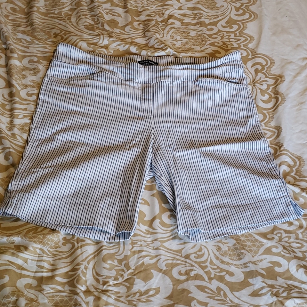 2/$15🦇 pull on dress shorts.